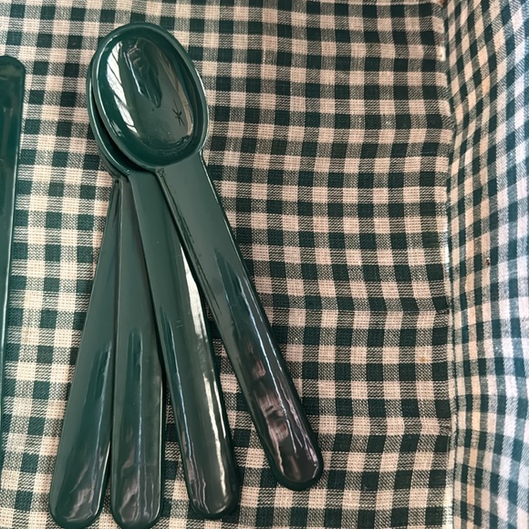 Adorable picnic basket. Approx 12” x 18” and 8” deep. Green checked liner - Picture 10 of 10